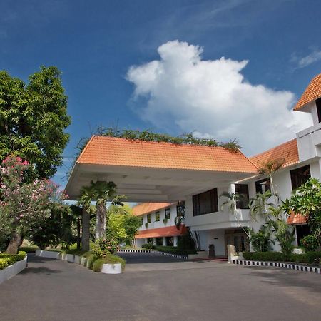 โรงแรมไทรเด้นท์ เชนไน ภายนอก รูปภาพ The main building of the university