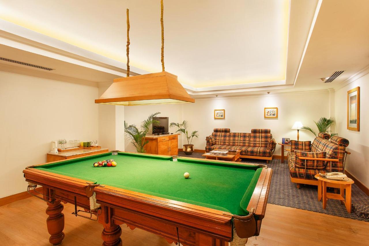 โรงแรมไทรเด้นท์ เชนไน ภายนอก รูปภาพ A pool table