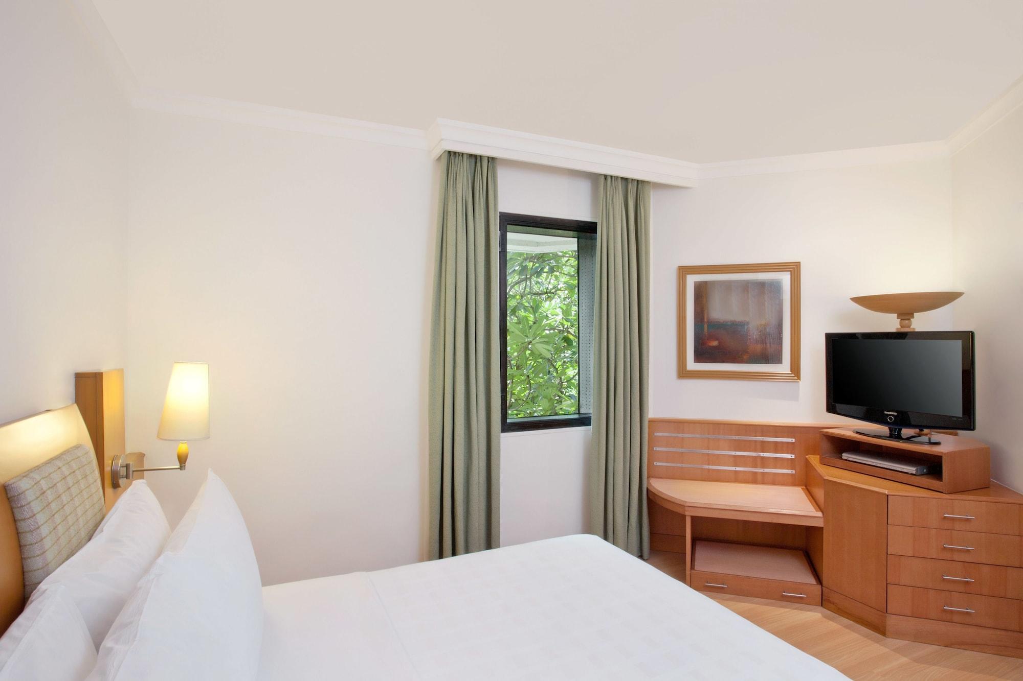 โรงแรมไทรเด้นท์ เชนไน ภายนอก รูปภาพ A typical room at the hotel