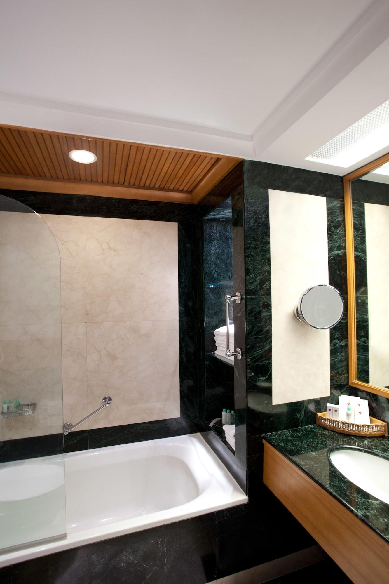 โรงแรมไทรเด้นท์ เชนไน ภายนอก รูปภาพ Bathroom
