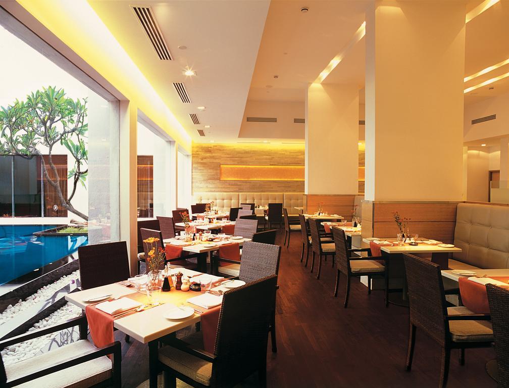 โรงแรมไทรเด้นท์ เชนไน ภายนอก รูปภาพ The interior of a restaurant