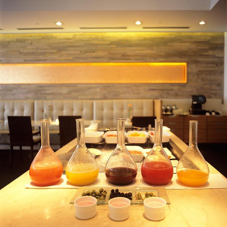 โรงแรมไทรเด้นท์ เชนไน ภายนอก รูปภาพ A selection of juices at a buffet
