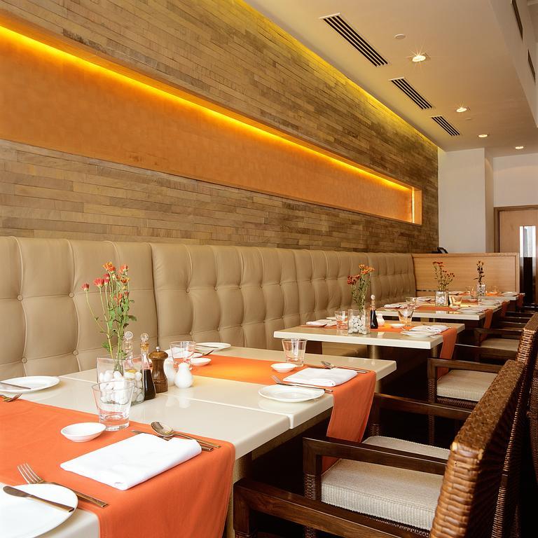 โรงแรมไทรเด้นท์ เชนไน ภายนอก รูปภาพ Restaurant