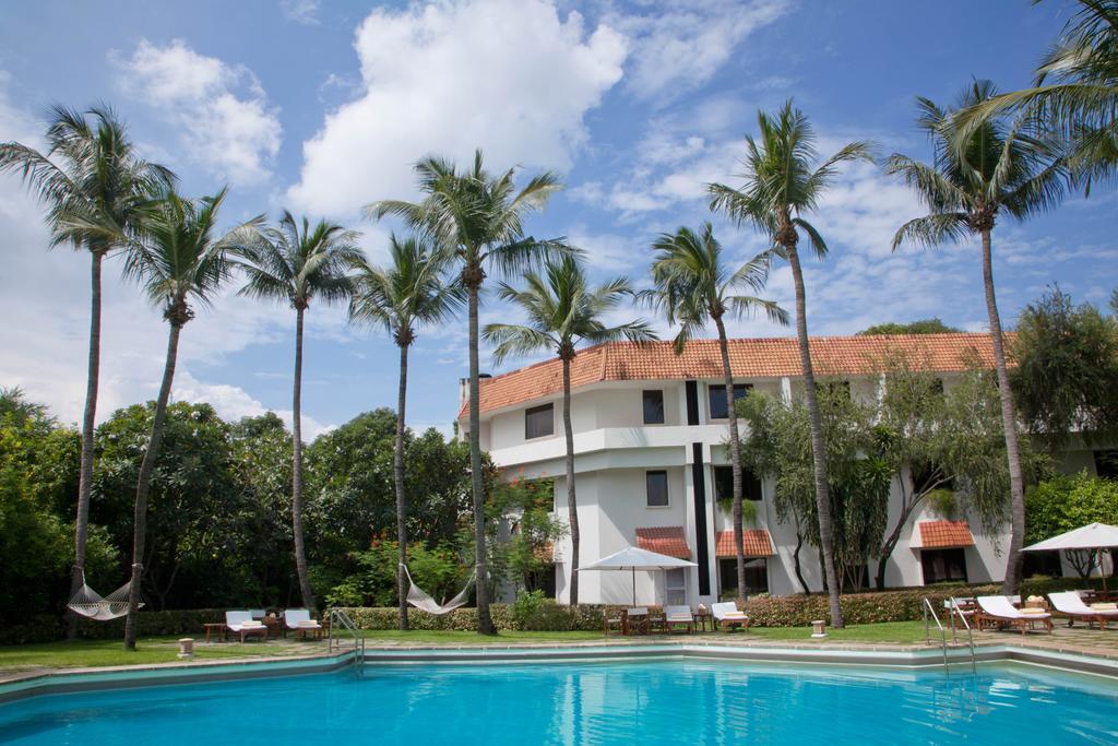 โรงแรมไทรเด้นท์ เชนไน ภายนอก รูปภาพ The hotel's swimming pool