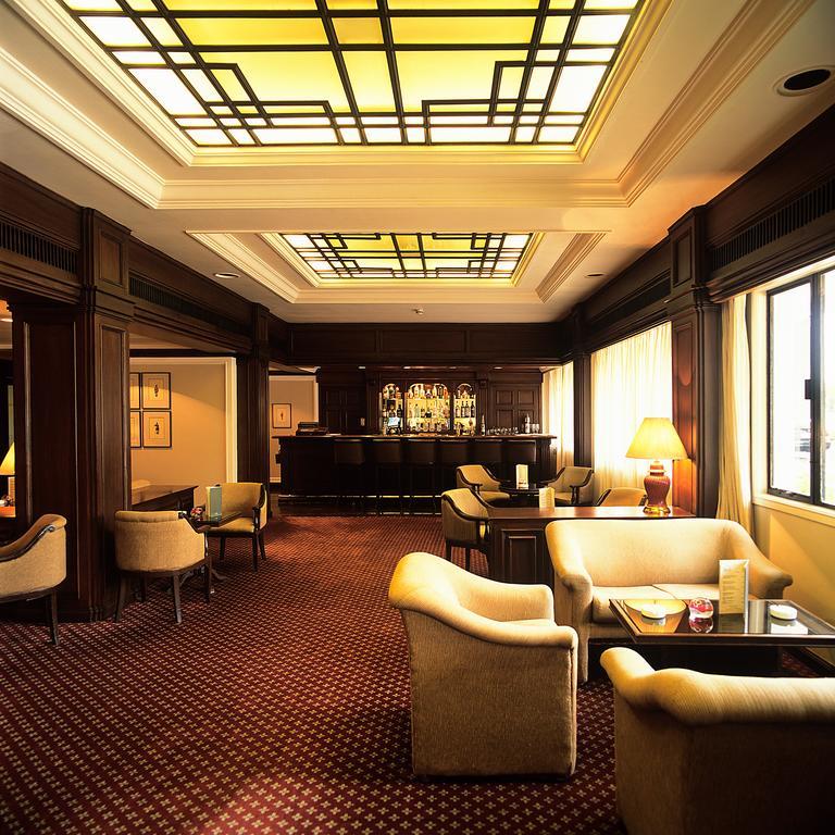 โรงแรมไทรเด้นท์ เชนไน ภายนอก รูปภาพ The bar at the hotel