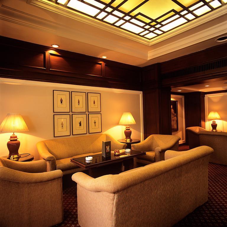 โรงแรมไทรเด้นท์ เชนไน ภายนอก รูปภาพ The lounge at the Taj Mahal Palace