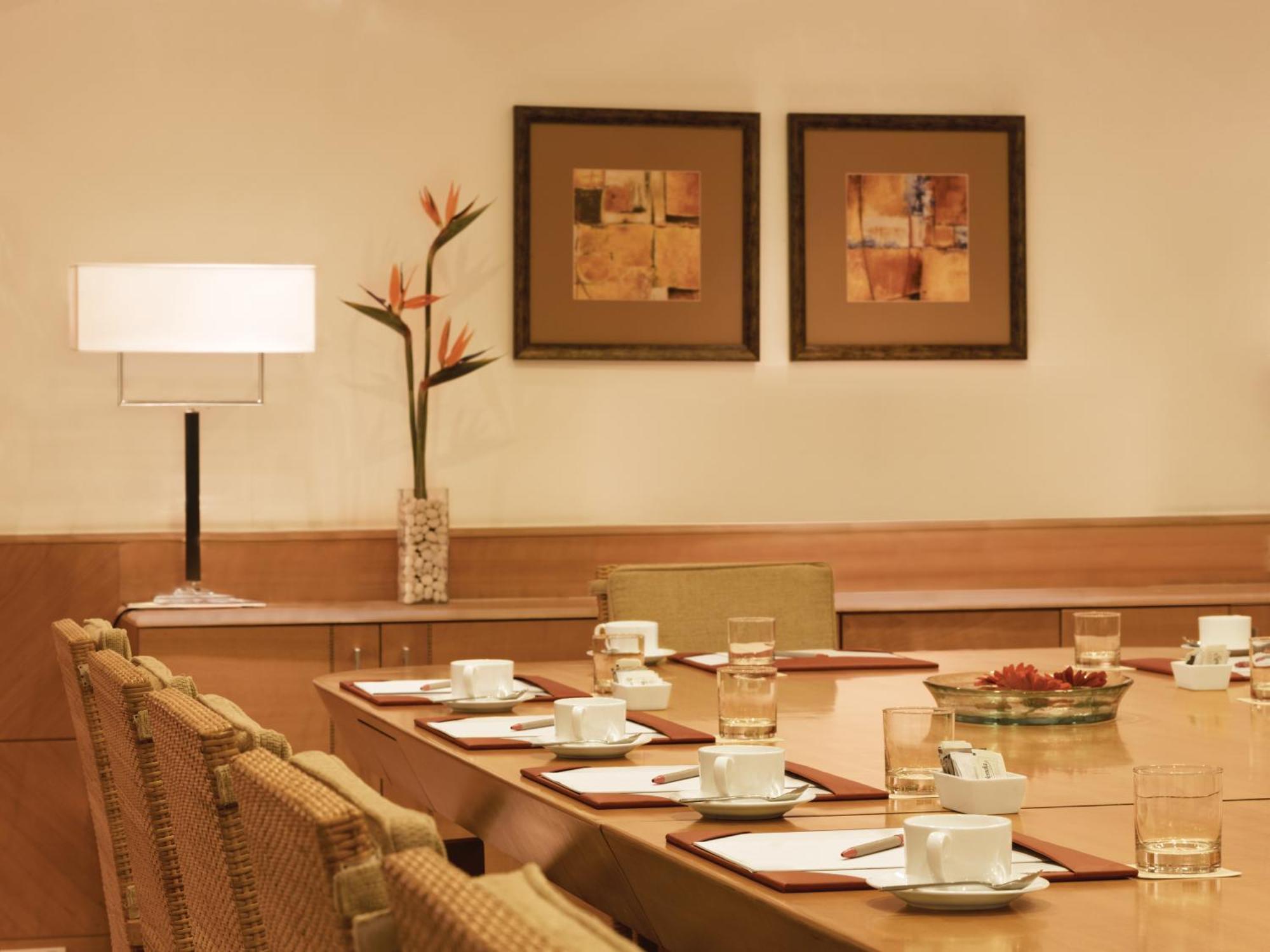 โรงแรมไทรเด้นท์ เชนไน ภายนอก รูปภาพ Meeting room at the Taj Bengal