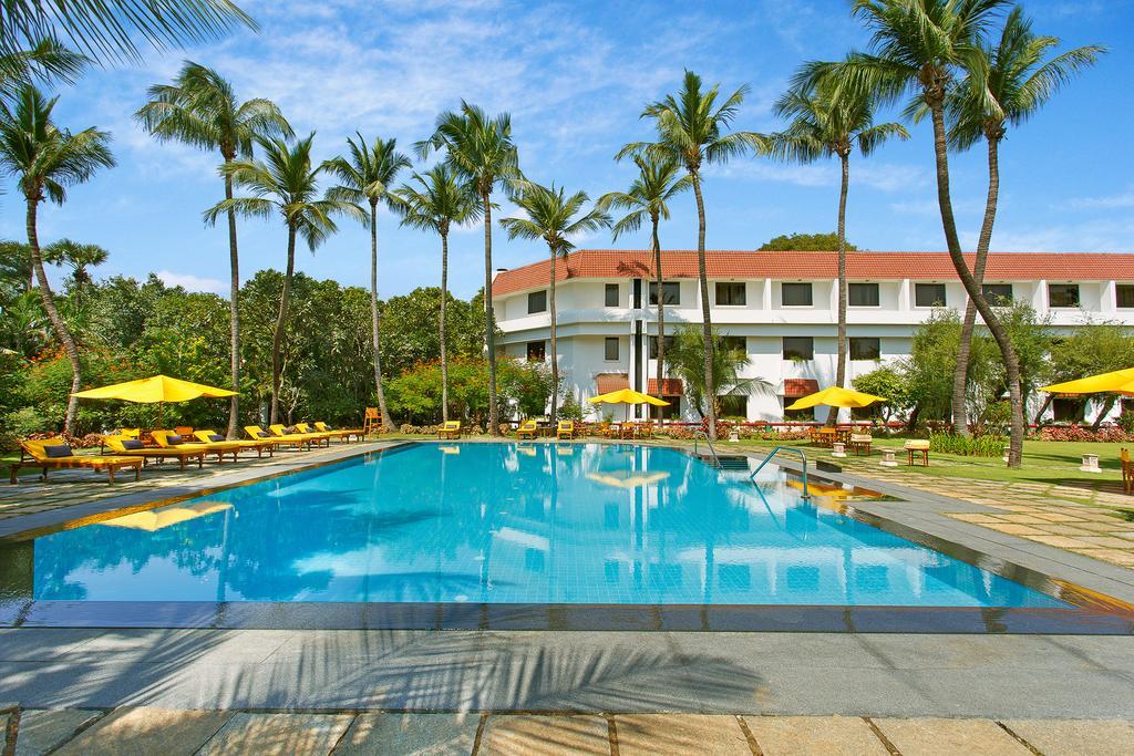 โรงแรมไทรเด้นท์ เชนไน ภายนอก รูปภาพ The pool at the hotel