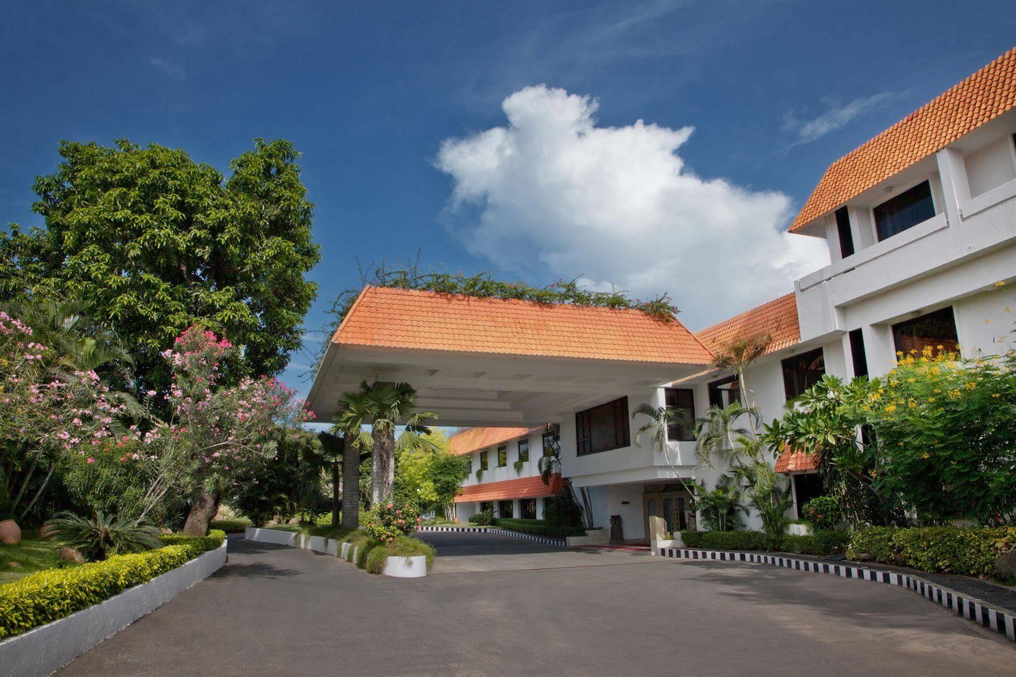 โรงแรมไทรเด้นท์ เชนไน ภายนอก รูปภาพ The main building of the university