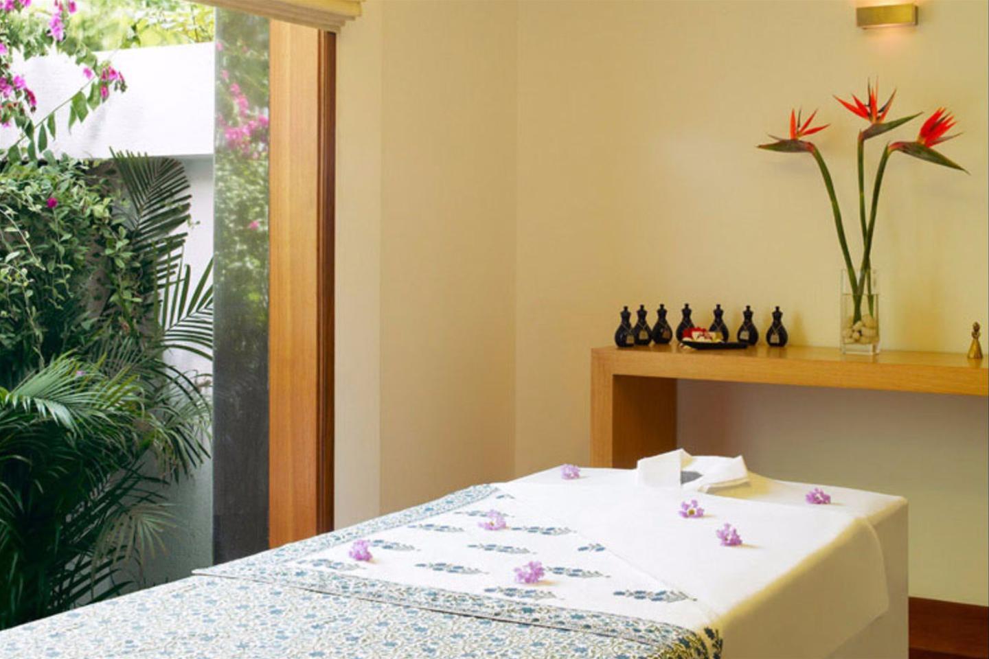 โรงแรมไทรเด้นท์ เชนไน ภายนอก รูปภาพ A massage table