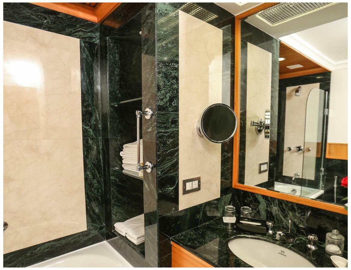 โรงแรมไทรเด้นท์ เชนไน ภายนอก รูปภาพ Bathroom